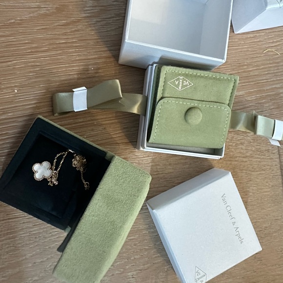 Van Cleef & Arpels Mother of Pearl Necklace - Picture 2 of 8